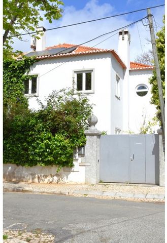 Charming 4 bedroom villa, with garden and jacuzzi, right in the centre of Cascais, furnished and equipped and parking. Close to the beaches and all kinds of shops and services, public transport, train station and restaurants. Composition: - Floor 0: ...