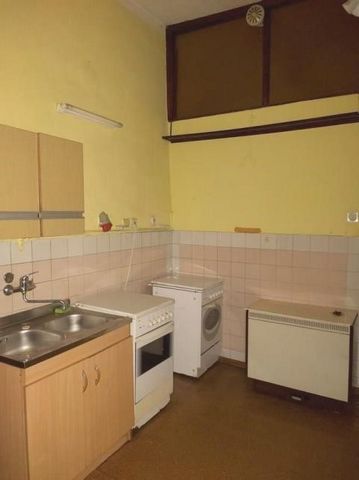 Apartment for sale with an area of 74.31 m2 located on the ground floor of a tenement house at Próchnika Street. The apartment can also be used as a service and commercial premises. It consists of 3 rooms, a bathroom, a separate toilet and 2 halls. E...