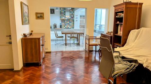 This old apartment was remodeled, taking care of the aesthetics and the original noble materials. It is located in a privileged area. A few meters from the Sarmiento Pedestrian Street, 1 block from the Plaza Independencia and two blocks from the Km 0...