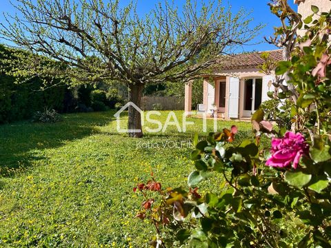 Located in Carnoux-en-Provence, this 160m² house offers a peaceful living environment, not overlooked. Located on a plot of 1400m², the property has a 45m² swimming pool and an 18m² pool house, inviting you to relax in the open air and promising mome...