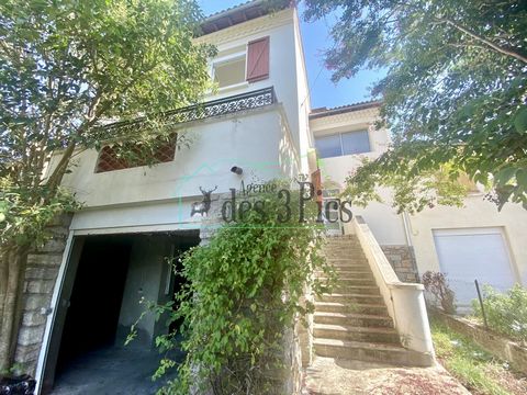 In Saint-Girons, in a quiet area and close to amenities, come and discover this pretty house of 225m2 of living space on a flat plot of more than 640m2. It includes in the basement a large garage of more than 100m2 (laundry/boiler room area and addit...
