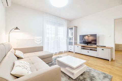 Spanish, first rent of a two-room apartment with a closed area of 48 m2 on the high ground floor of a newly built residential building with an elevator. It consists of an entrance hall with a built-in wardrobe, a kitchen, a dining room, a living room...