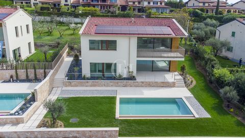 Luxury, exclusivity and sustainability are the characteristics of this prestigious newly built flat in villa located on the first floor of the 