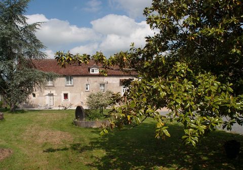 Exclusively. Presented by Maury Lucas X6 62 94 18 36 Come and discover in a quiet and pleasant setting, only 20 minutes from Tours and 15 minutes from Amboise. Large property of 260m2 of living space on 1.2 hectares of wooded land. Activities, gîtes ...
