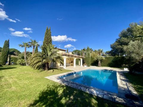 Ref 3424TP - GRIMAUD - Exclusive - Facing the International golf course of Grimaud, a stone's throw from the most beautiful beaches of the Gulf of St Tropez, in a residential area and a secure domain, this magnificent Provencal-style villa will seduc...