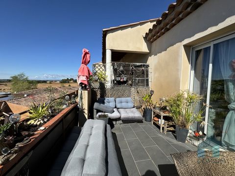 Domium fastighetsbyrå är glada att kunna presentera denna T3-lägenhet i en lugn och trädbevuxen bostad i utkanten av Béziers golfbana. Denna korsning och mycket ljusa lägenhet med en boyta på 65 M2 ligger i en säker bostadsrätt. Den ligger på första ...