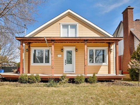 Discover this charming property in Terrebonne, a haven of peace offering the perfect balance between modern comfort and tranquility. Located opposite the St. Lawrence River, this unique house with wooden finishes and open spaces exudes conviviality. ...