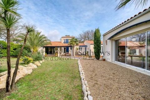 Royan Ile d'Oléron Sotheby's International Realty presents a charming house in a beautiful environment near the Ocean with an intimate and private landscaped garden. Ideally located within walking distance from the beach and all amenities. This well ...
