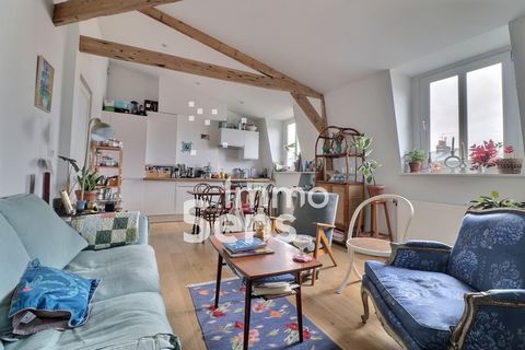 IMMOSENS*** LILLE SAINT-MICHEL On the top floor of a small condominium, type 3 bright of 70m2 Carrez law which has retained its charm with exposed beams, solid parquet flooring. It consists of a beautiful entrance, a fully equipped kitchen opening on...