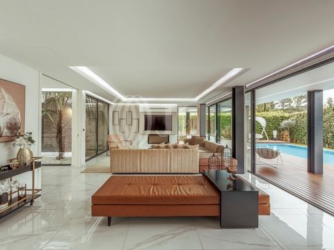 Contemporary 6-bedroom villa, with 751 sqm of gross construction area, garden, and swimming pool, set on a 1,000 sqm plot of land in Birre, Cascais. The villa is arranged over three floors. On the ground floor, you will find an inviting entrance hall...
