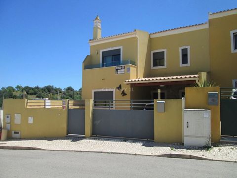 Detached 3 bedroom villa, located in Estombar - Lagoa - Algarve, with 2 floors and basement. In the r / c - entrance wall, kitchen, dining room, living room and bathroom; In the 1st. Floor, bedroom suite, 2 bedrooms, all with wardrobe + an alternate ...