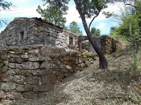 Rustic land with two ruins that can be rehabilitated, property with plenty of water (two wells). Part of the land with flat terraces in the area of the ruins, the rest of the land is sloped towards the river, there is a small footpath up to the river...