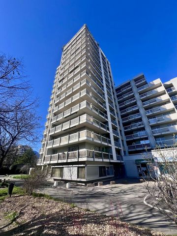 GRENOBLE L' ÉLYSÉE - les Eaux Claires, Sought-after and secure luxury residence, close to all amenities international high school, tram, shops, very pleasant 5 rooms + kitchen, beautiful living room of 30 m2 opening onto south and east balcony, three...