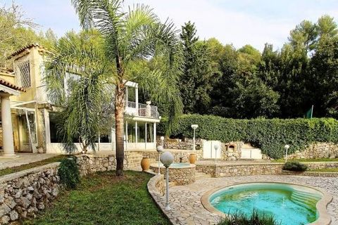 Villa with 5 bedrooms, with a functional fireplace, swimming pool, jacuzzi, guest house with a closed garage, minigolf area, place for barbecue. On the ground floor an equipped kitchen, large living room, sauna, hammam, a bedroom overlooking the terr...