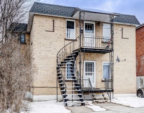 OPPORTUNITY FOR INVESTORS./n/rWelcome to this charming triplex located in Sainte-Agathe-des-Monts, near the main street, offering a perfect combination of convenience and tranquility. Ideally nestled in a peaceful neighborhood, this triplex presents ...