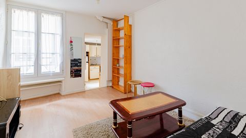 FOR SALE, in Paris, in the 2nd arrondissement, near the Bourse Metro station, rue Montmartre, on the 1st floor, without elevator, of a beautiful old building, a furnished studio of 21 m2 comprising, a living room, a large fitted and equipped kitchen ...