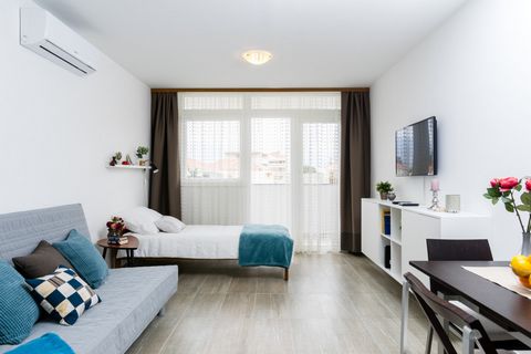 Hi, If you have any doubts about the price or availability, please send us a question through messages. A 32m2 studio apartment for rent in SPLIT. The apartment is located on the 2nd floor of a residential building. It has a spacious loggia with a vi...