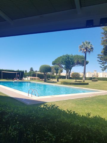 The apartment is in a building located in a quiet area of Vilamoura, 2 km from the Marina and the beaches. It has an outdoor pool and car park. It is 25 km from the Faro airport. Nearby there are supermarkets, restaurants, etc. The apartment consists...
