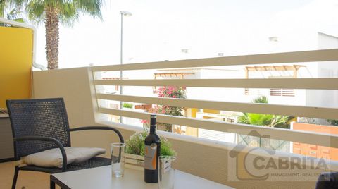Excellent apartment with two bedrooms and two bathrooms, one en suite, plenty of natural light, with balcony. A few minutes from the access to the beach of Cabanas de Tavira and golf courses.Quiet area in the Royal Cabanas Golf condominium in Conceiç...