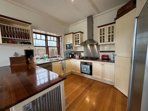 Large, spacious, single storey, contemporary period house, 206m2, with a distinctive Victorian period look, enjoy a fantastic location on a very quiet and convenient street, ideal for medium to large families, 5 minutes walk from Mentone station, res...