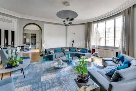 Paris 16 - Muette. In a high standard and renovated Art Deco building, an exceptional apartment of 260 sq.m featuring an entrance gallery, a sublime rotunda living room opening onto a balcony with Eiffel Tower view, a dining room, a large dining kitc...