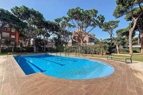 Cette élégante maison jumelée à Gavà Mar offre un style de vie contemporain et confortable dans une communauté avec d’excellentes commodités, telles qu’un jardin et une piscine commune. D’une superficie construite de 237m2, cette propriété a été enti...
