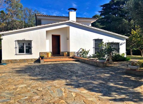 Don't miss the opportunity to live in this wonderful detached house located in the exclusive urbanization of Golf de Santa Cristina d'Aro! With a privileged location close to the best beaches on the Costa Brava, this property has large outdoor spaces...