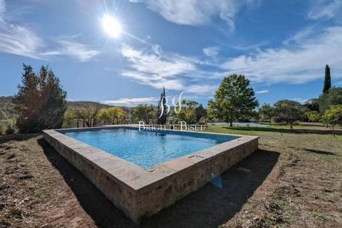 For sale in the town of Les Arcs sur Argens Superb stone property with an olive grove, many trees and even a pond all on 9ha of almost flat land! This bastide of 311m ² will inevitably seduce you by its authentic style and its beautiful benefits. It ...