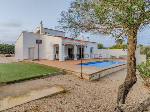 Magnificent villa with tourist rental licence for sale in the upper area of Binibeca Nou, in one of the quietest corners of the urbanisation. The property stands out for its large spaces and good finishes. On the ground floor you will find a spacious...