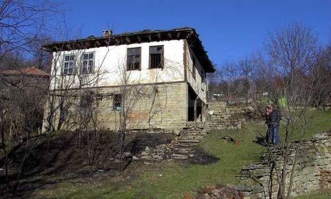 Agencja SUPRIMMO: ... Mamy przyjemność zaoferować Państwu stary dom w stylu renesansowym ze wspaniałym widokiem na Bałkany, zaledwie 7 km od miasta Smolyan. Tryavna. Nieruchomość znajduje się w malowniczej okolicy. Dom ma powierzchnię mieszkalną okoł...