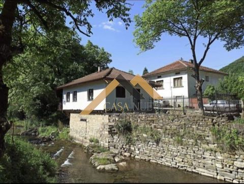 CASA NUEVA REAL ESTATE är glada att kunna presentera en fastighet belägen i ett ekologiskt rent område, nämligen byn Cherni Vit, Lovech-regionen. Huset byggdes intill floden Cherni Vit redan 1831. År 2009. är totalrenoverad och nyinredd. Den ligger p...