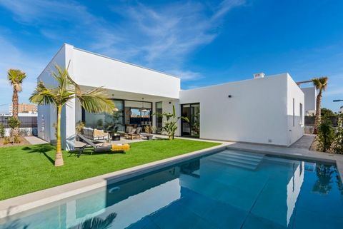 THIS PROPERTY CONTAINS A 1% WELCOME ESTATES GIFT!  We are very excited to offer you these stunning detached villas located in Mar De Cristal. Within 1km of the stunning beaches of the Mar Menor. This is a newly built development of 6 independant, sin...