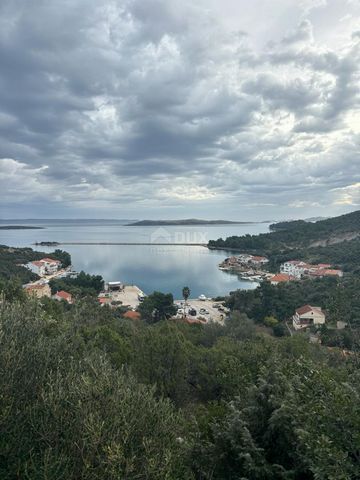 Location: Zadarska županija, Sali, Zaglav. DUGI OTOK, ZAGLAV - Building land with an impressive sea view Building land for sale in Zaglav on Dugi Otok. The land with a total area of 1002 m2 is located in a prime location with a beautiful view of the ...