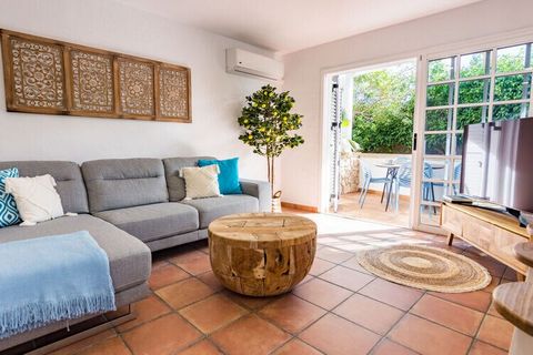 Beautiful terraced house with communal pool. The location is fantastic, close to the beach and all the town's services and restaurants. The terraced house has two floors, with 2 small terraces. It is very well equipped and the WIFI connection is high...