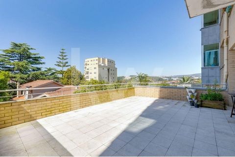 2 bedroom apartment Two fronts, with lots of natural light (east/west) Terrace of 35 m2 with unobstructed views to receive your friends and family. Double glazed windows, new boiler and central heating. Energy Certificate: C 150 mts from the future L...