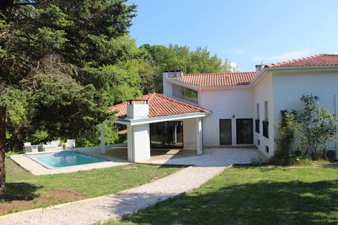 This bright and spacious architect designed villa is located in a quiet spot on the edge of a forest with access to walks and hiking trails directly from the garden and is just 35 minutes from the centre of Toulouse. The ground floor comprises a spac...
