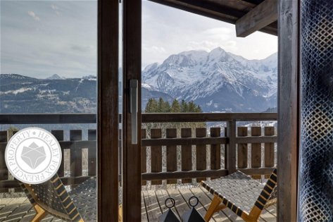 Situated on the heights of Saint-Gervais Mont-Blanc in the heart of a privileged environment, on the Bettex snow front, in a residence comprising just six apartments. On the top floor of the residence, nestled under the roof structure in a purely Alp...