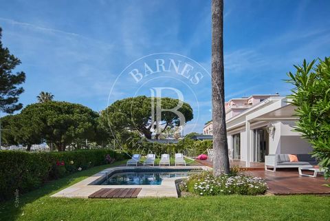 JOIN SOLE AGENT Cannes: On the Croisette, facing Port Canto surrounded by greenery, 340 sqm contemporary property composed of a large living room, a dining room opening onto the outdoor area, a fully equipped kitchen, five bedrooms suite including a ...