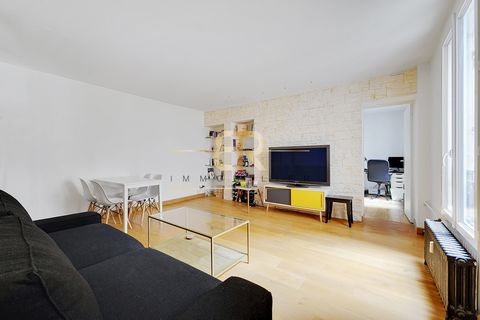 FAVORITE. At the foot of the VILLIERS metro station and Parc Monceau (L-2 and 3). Cabinet Br-immobilier offers you in a freshly renovated HAUSMANNIAN building of good standing. This 2 room apartment of 49m2 Carrez RENOVATED, on the first floor overlo...