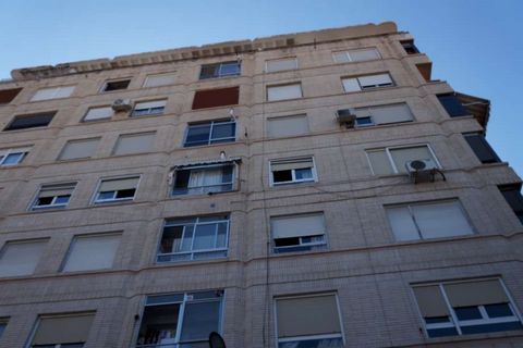 A large family apartment for sale located on the second floor in Almoradi, is in need of some renovation to the bathroom and kitchen area.The living space of 75m2 is distributed into a lounge with patio door access to the balcony, three double bedroo...