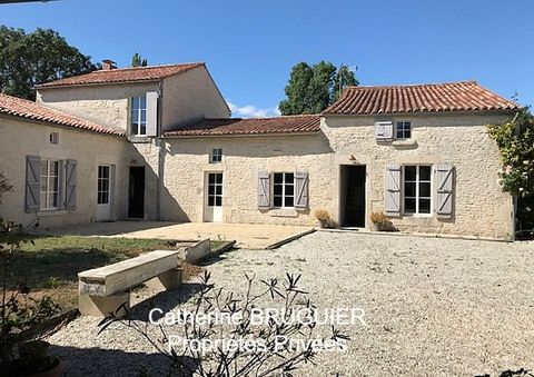 For lovers of calm and beautiful stones, discover this magnificent Charentaise completely renovated in the heart of the Marais Poitevin, near La Rochelle. In a rural setting, not far from the Sèvre, nestles this typical marsh house of 198 m2 of livin...