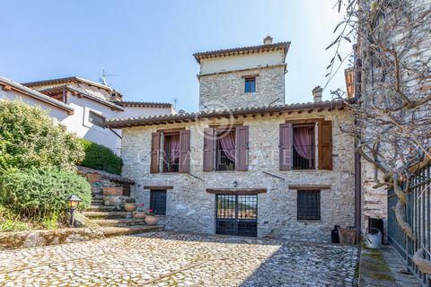 Beautiful stone house, set inside an ancient village in a hilly context, with a panoramic view of the Umbrian valley just a few kilometers from the city of Spoleto. Its exposure allows you to enjoy the sun all day as well as admire beautiful sunsets....