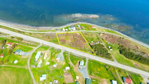 SEE THE AERIAL TOUR - Looking for a space-rich location with stunning views of the St. Lawrence River. A plot of more than 7400 square meters a few minutes from the city of Cap-Chat! This land is located in the agricultural zone in a destructured blo...