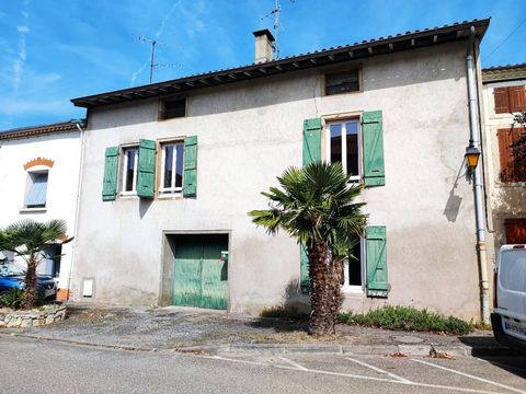 Located in the heart of a small Ariège village, less than 5 minutes from Varilhes (all amenities) and access to the dual carriageway, come and discover this pretty stone house, adjoining on both sides, with garage, exterior courtyard (250 m²) and out...
