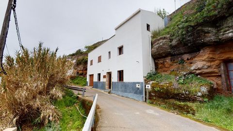 Bellevue Canarias säljer ett nytt renoverat grotthus i Artenara med underbar utsikt över reservoaren och bergen. Fastigheten ligger 5 km från staden och lätt att nå med bil till dörren. Helt renoverad med material av högsta kvalitet. Bottenvåningen ä...