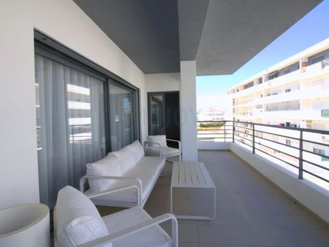 Beautiful flat completely refurbished with lift located in the heart of the Ria Formosa Natural Park in Olhão. The flat has a generous surface with an entrance hall, large living room, integrated and equipped kitchen, storage room, a bedroom en suite...