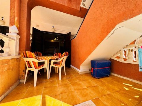 Cette maison est située au coeur de la ville de La Mata. Il s'agit d'un rez-de-chaussée d'une chambre avec une terrasse avant et un patio intérieur. La maison a environ 40 m2 et se trouve à 200 mètres de la plage. Avec tous les services. Il est livré...