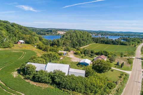 Welcome to this exquisite 213.5-acre recreational farm located at 427 Chemin des Outaouais in picturesque Pontiac, Quebec! Perfectly situated just 90 minutes from the vibrant cities of Ottawa and Gatineau, this property boasts a rare blend of expansi...