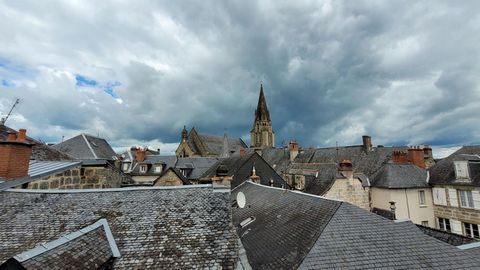 -> Historisches Herz von Brive-la-Gaillarde (19100). -> Blick über die Dächer der Innenstadt und die Stiftskirche St. Martin. -> Am Fuße aller ANNEHMLICHKEITEN: Geschäfte, Fußgängerzonen... -> Typ-T3-Wohnung von 51,22 m² mit Parkettböden und alten Ka...