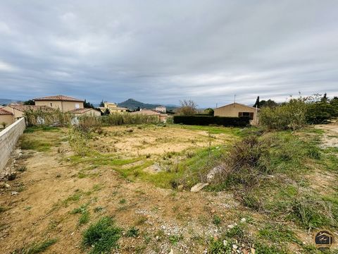 Bouwgrond van 1245 m² in Saint-André-de-Roquelongue Het agentschap Immosphera biedt u een vlak en volledig onderhouden perceel van 1245 m², gelegen in de stad Saint-André-de-Roquelongue, op slechts 18 km van Narbonne. Oriëntatie op het zuiden met vri...